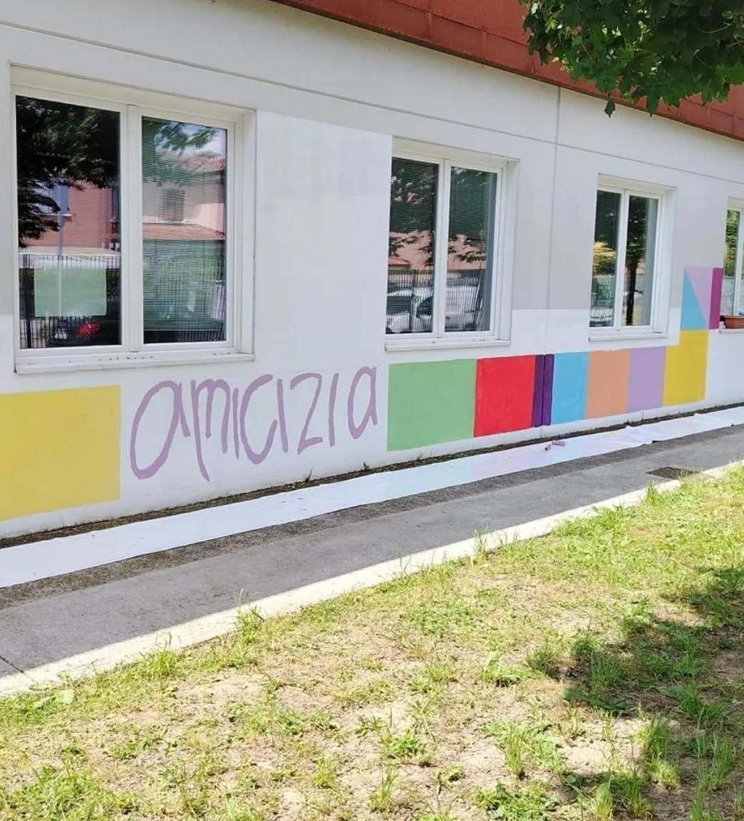 ‘Mani unite’ contro i vandalismi. Bellissimi murales alle Elementari ‘Mani unite’ contro i vandalismi. Bellissimi murales alle Elementari