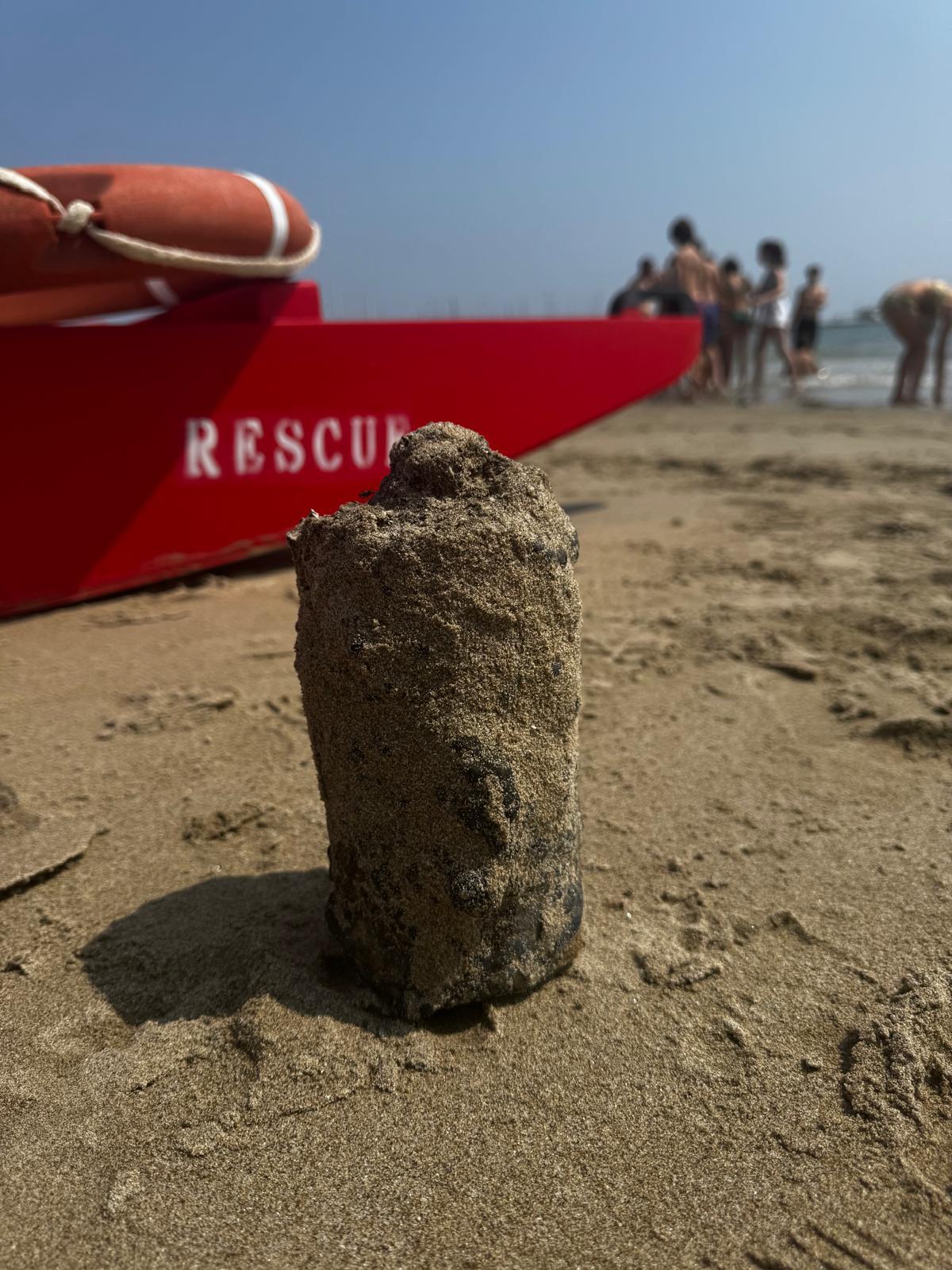 bomba in riva al mare chiamati gli artificieri per la bonifica