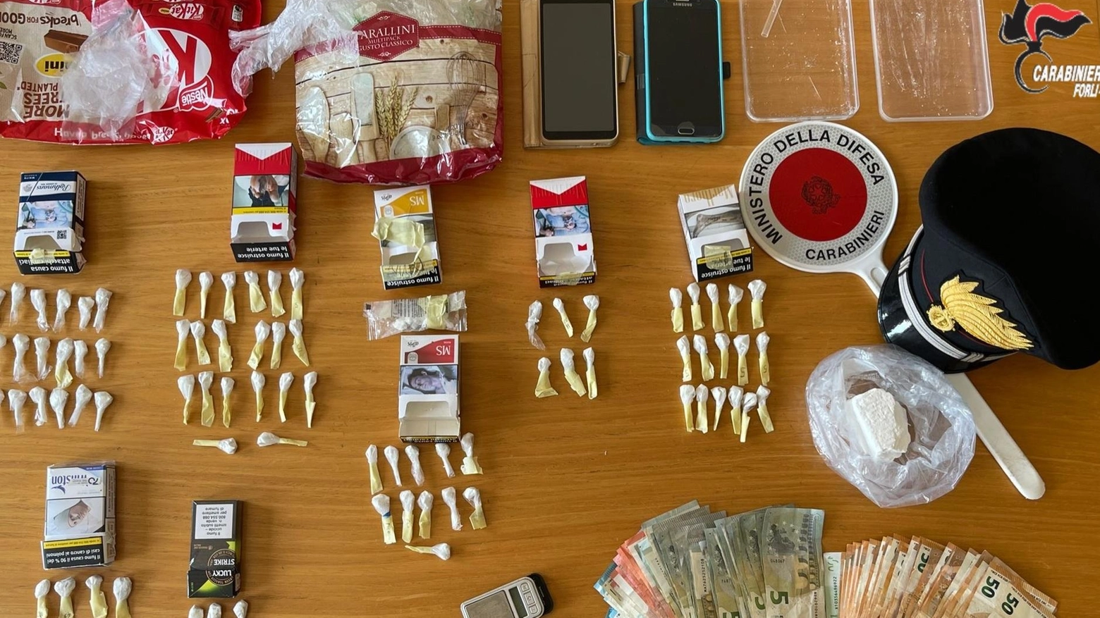 Un barista di 46 anni della Valle del Rabbi è stato arrestato per spaccio di droga nel suo locale. I carabinieri hanno trovato cocaina, bilancini e denaro.