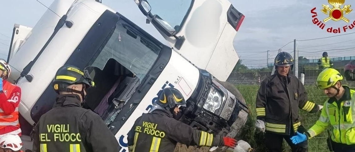 Schianto in A1 tra Reggio e Modena, grave camionista