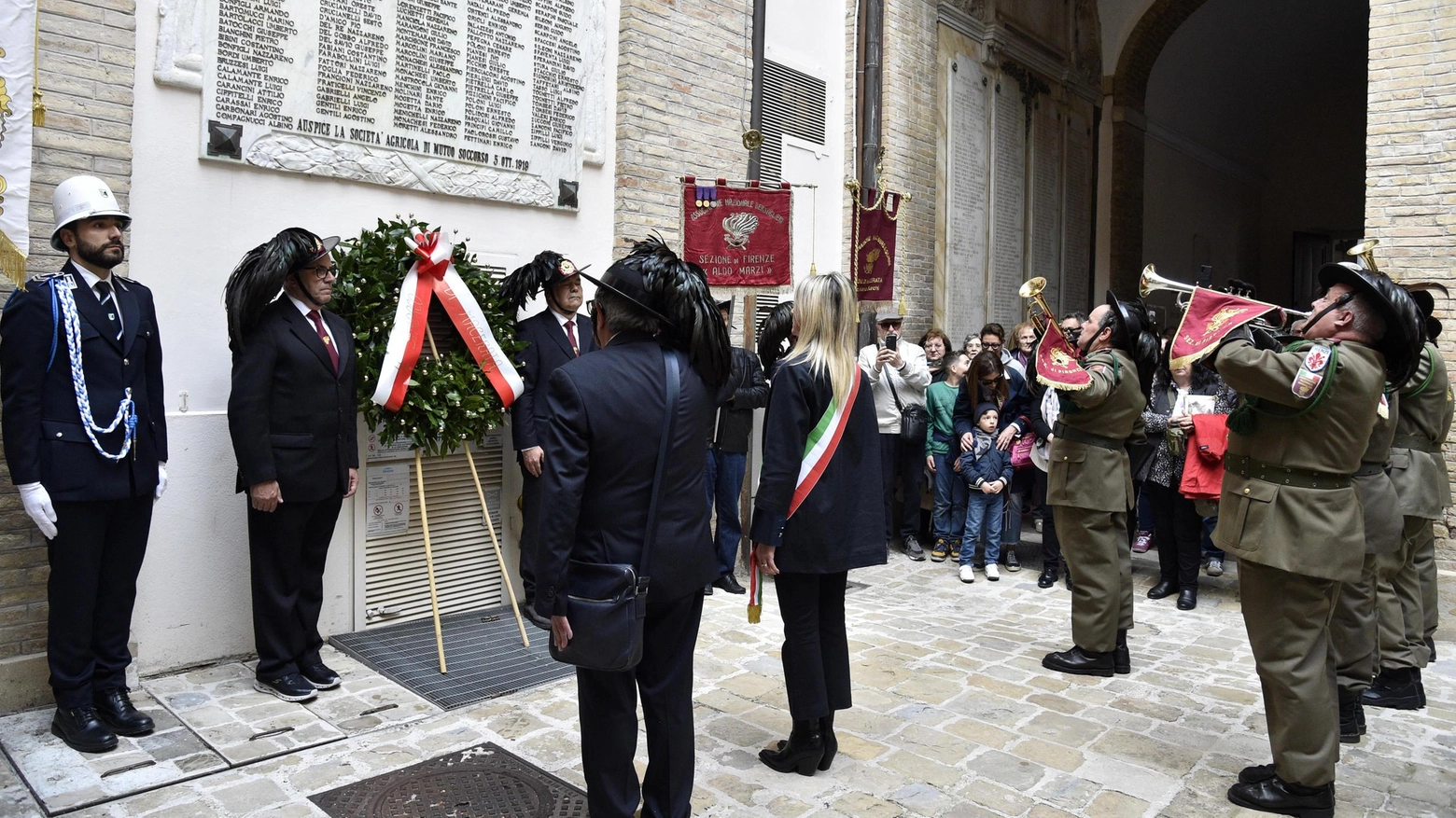 Il gruppo arrivato da Firenze ha attirato l’attenzione di centinaia di curiosi. Deposta una corona d’alloro nel cortile del Comune in onore dei caduti.