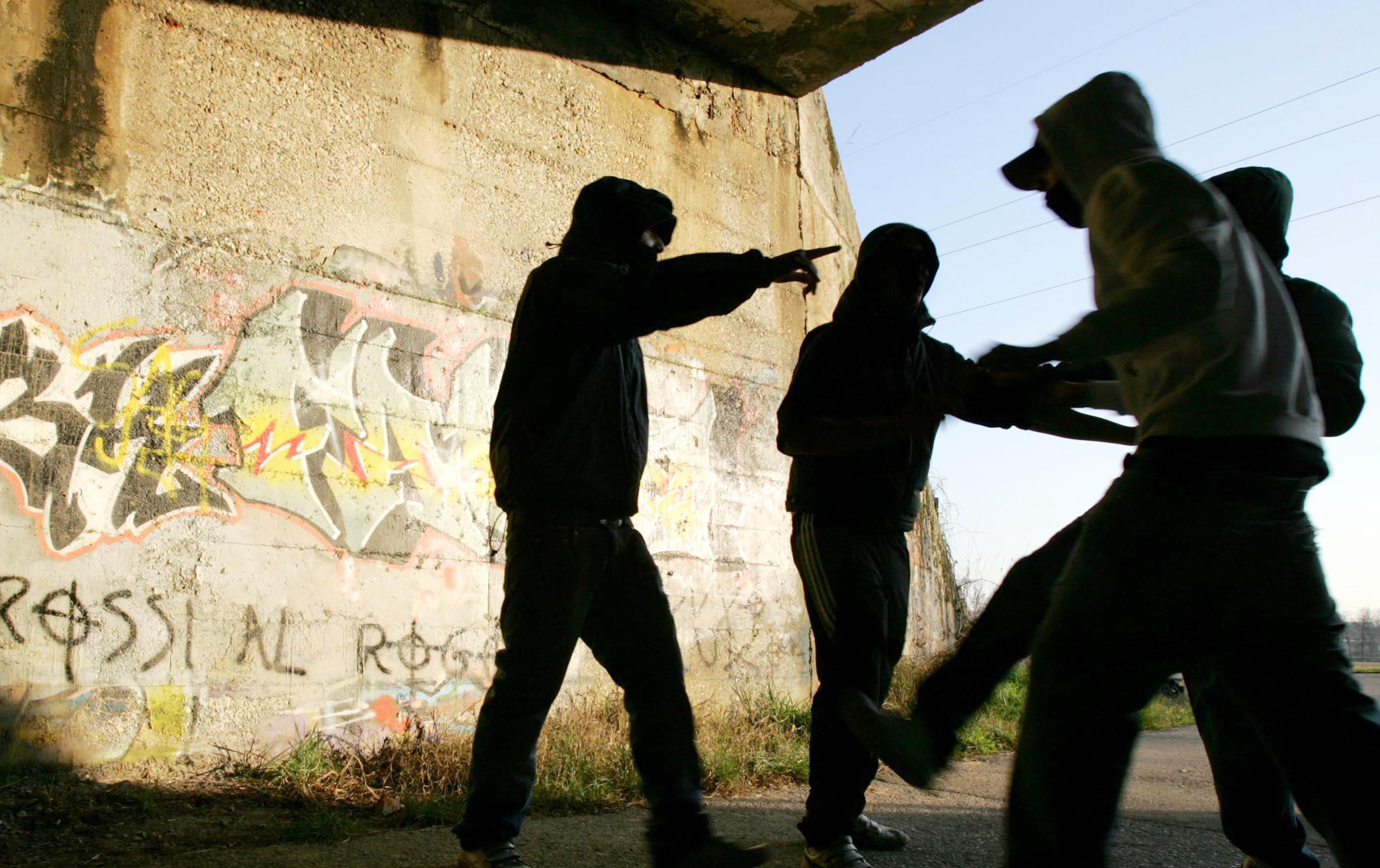 Baby gang da Ilrestodelcarlino.it Baby gang violenta alla sbarra 13 minorenni a processo per rapina e aggressioni