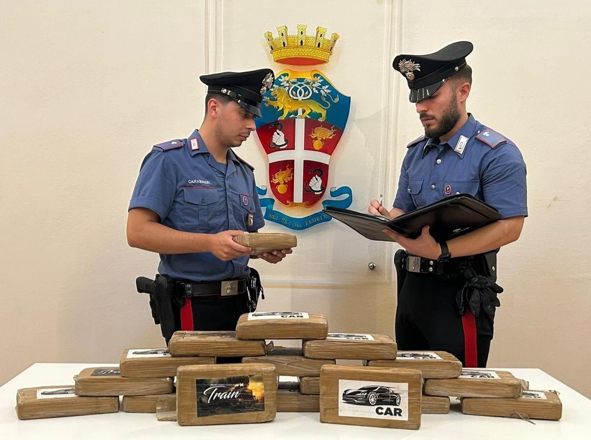 viaggiavano in auto con 21 chili di cocaina arrestati
