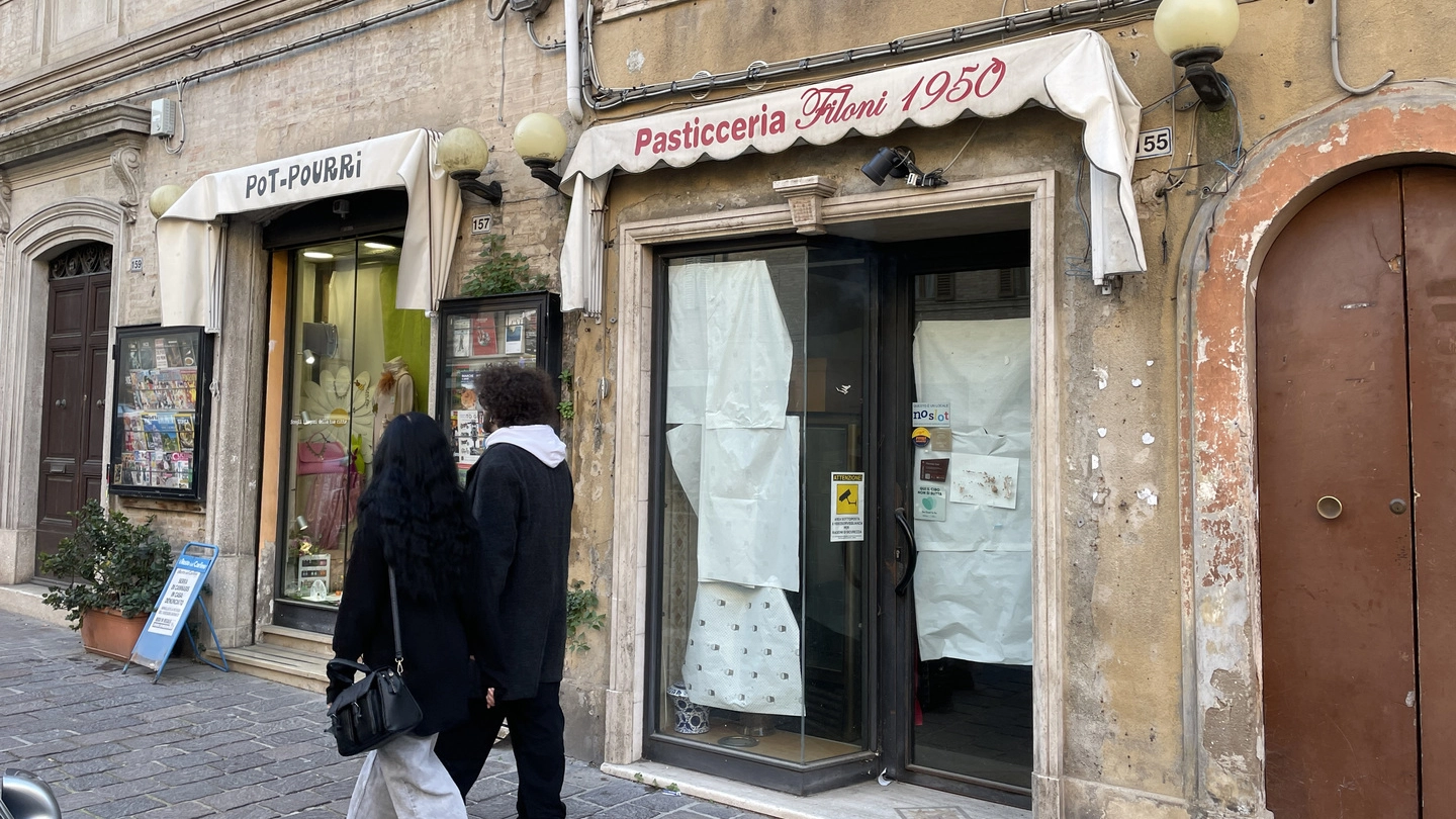 La vetrina dell’ex pasticceria Filoni: i due punti di vendita di corso Cairoli e Piediripa sono chiusi ormai da anni