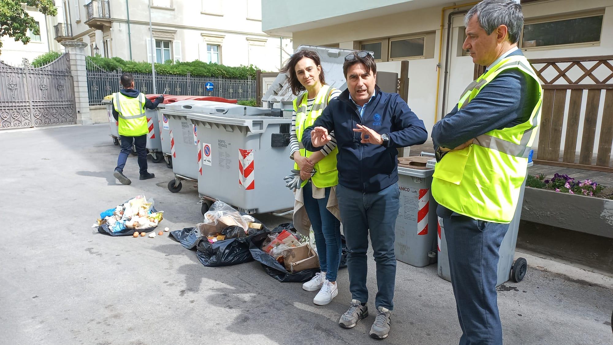 Rifiuti: nel mirino chi sgarra. Sindaco e assessore, mani nei cassonetti Rifiuti: nel mirino chi sgarra. Sindaco e assessore, mani nei cassonetti