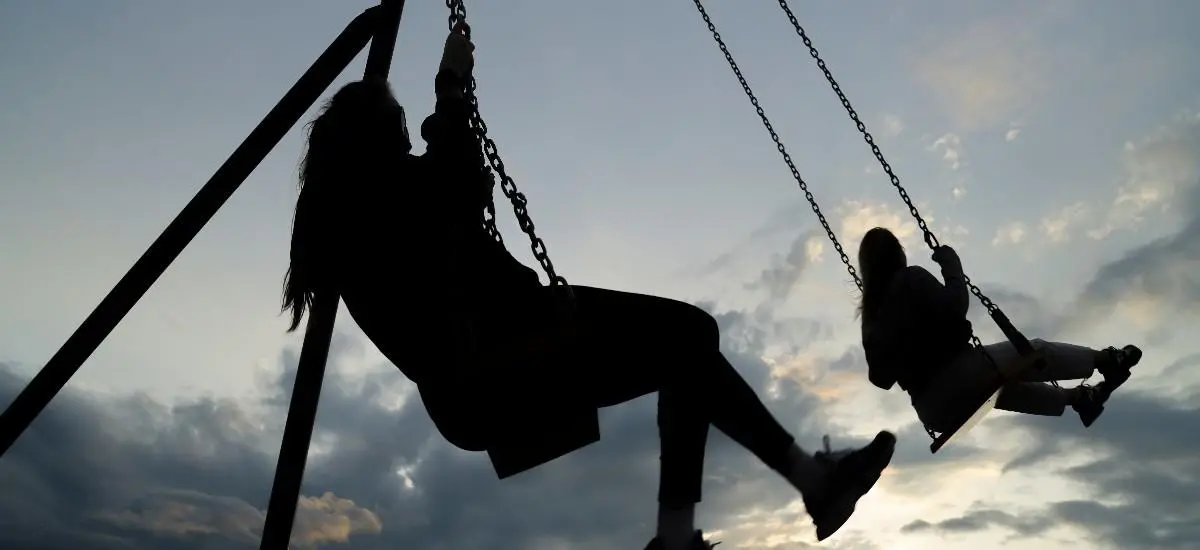 Rimini, la beffa dell’altalena: "Sei grande per dondolare". Multato al parco un 14enne