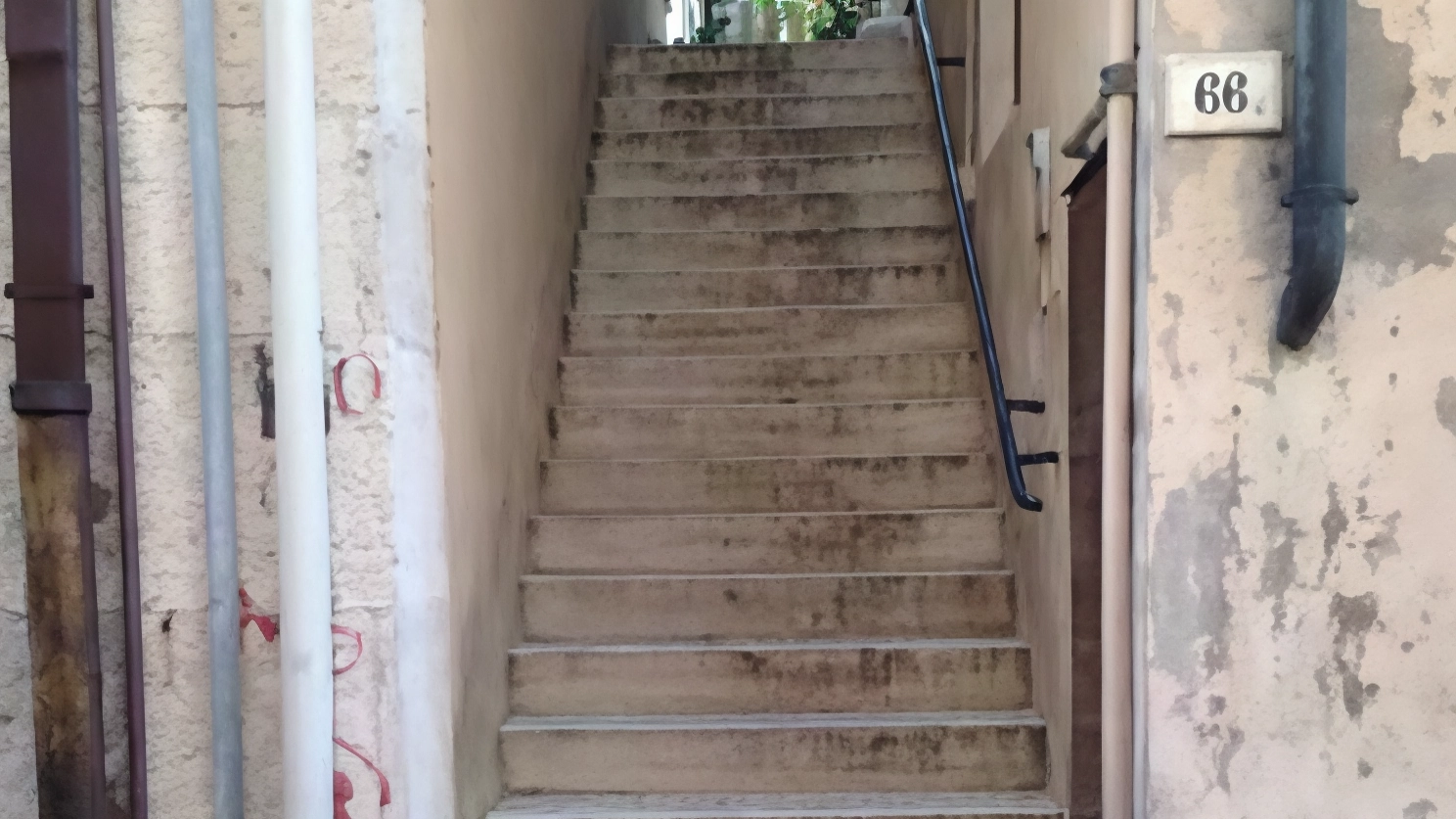 Via Birarelli, ecco la scalinata che godrà di nuova luce. Il cantiere è ormai concluso