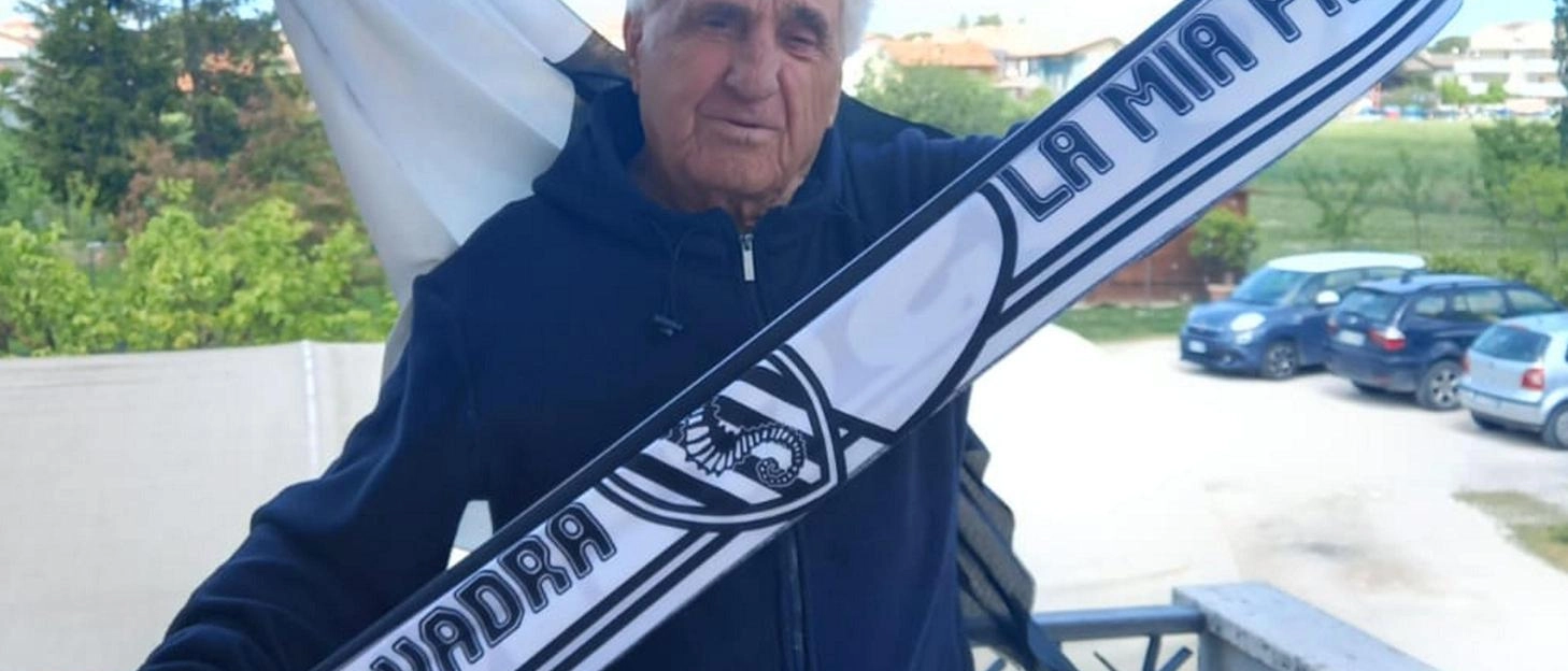 Il decano del ’Manuzzi’ ha 86 anni e segue la squadra fin da quando era ragazzo "Ho girato l’Italia, andando alla partita anche da malato. E ora rivoglio la serie A".