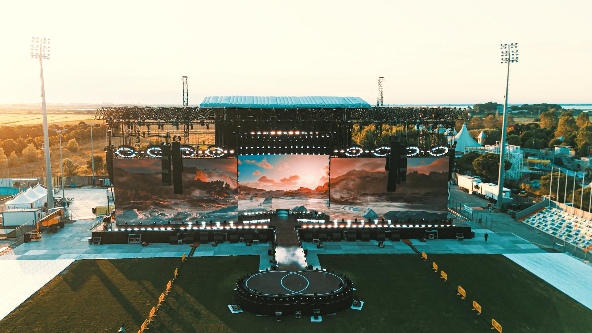 Cremonini tour 2025: ecco il palco dai numeri record / Video Cremonini tour 2025: ecco il palco dai numeri record / Video