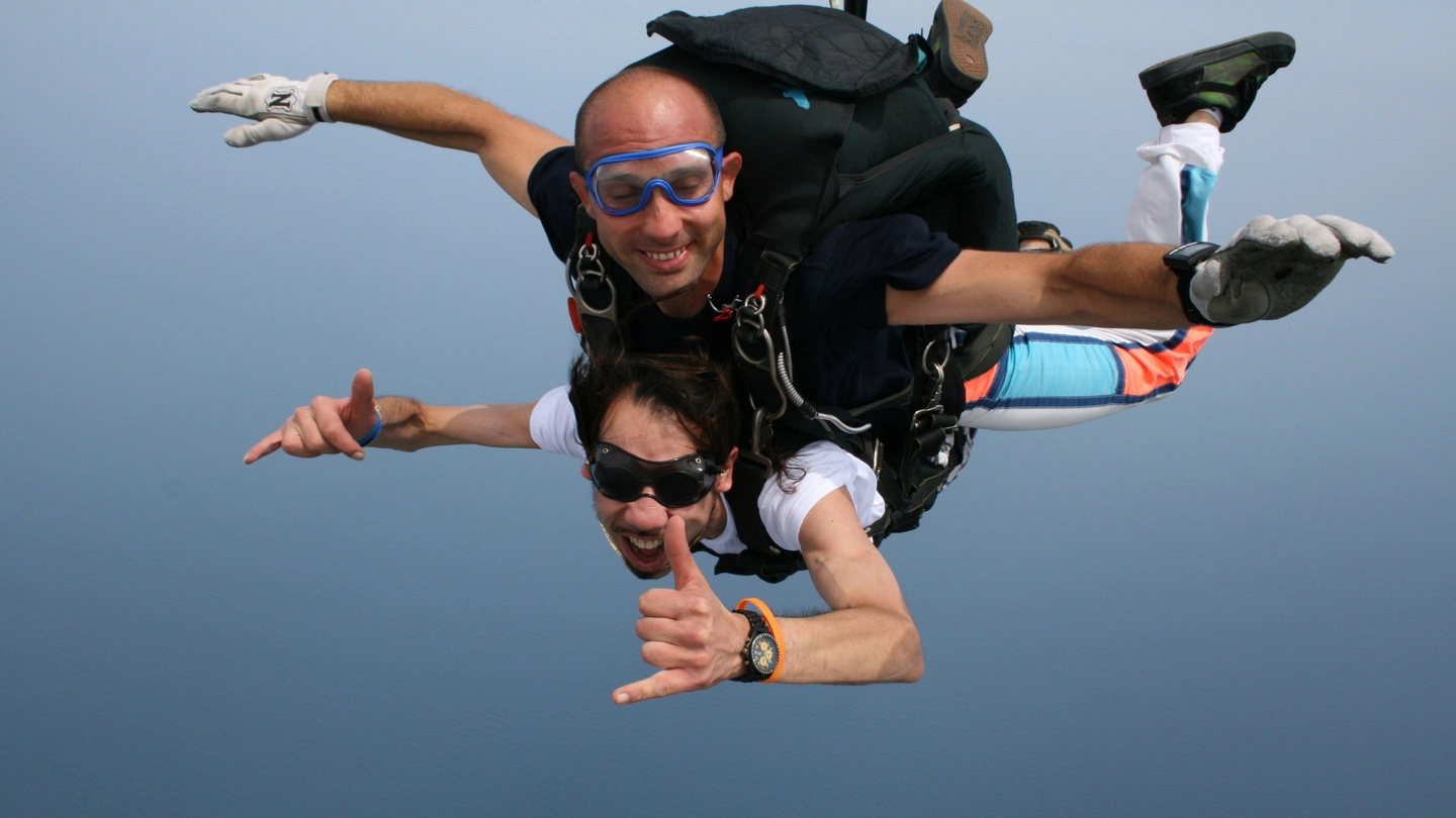 Tony Golfarelli  mentre si lancia col paracadute accompagnato dall’istruttore