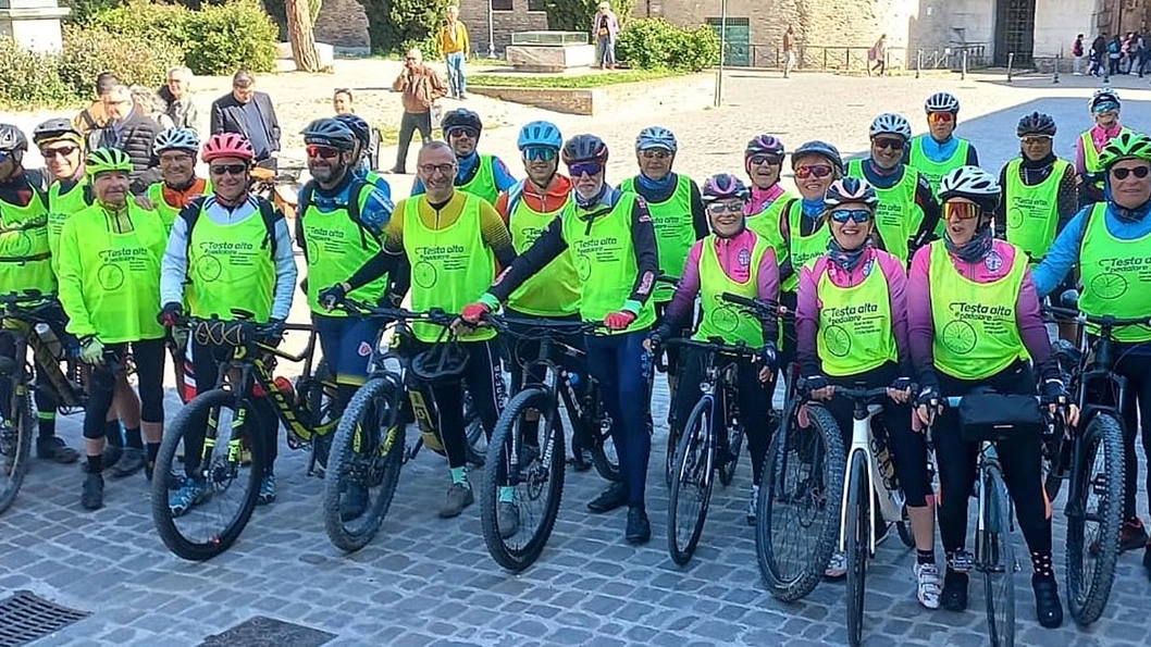 La pedalata di Matteo Ricci, foto di gruppo alla partenza da Fano