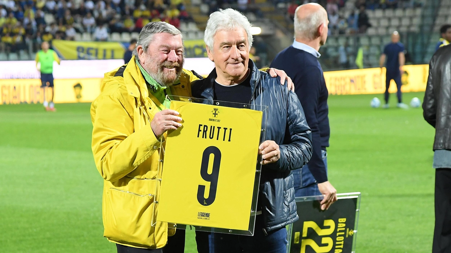 L'ex calciatore Sauro Frutti torna a Modena dopo 40 anni per sostenere la squadra e ricordare i successi passati. Esprime preoccupazione per la situazione attuale e auspica una salvezza con Bisoli. Il Modena si prepara per la sfida contro l'Ascoli.