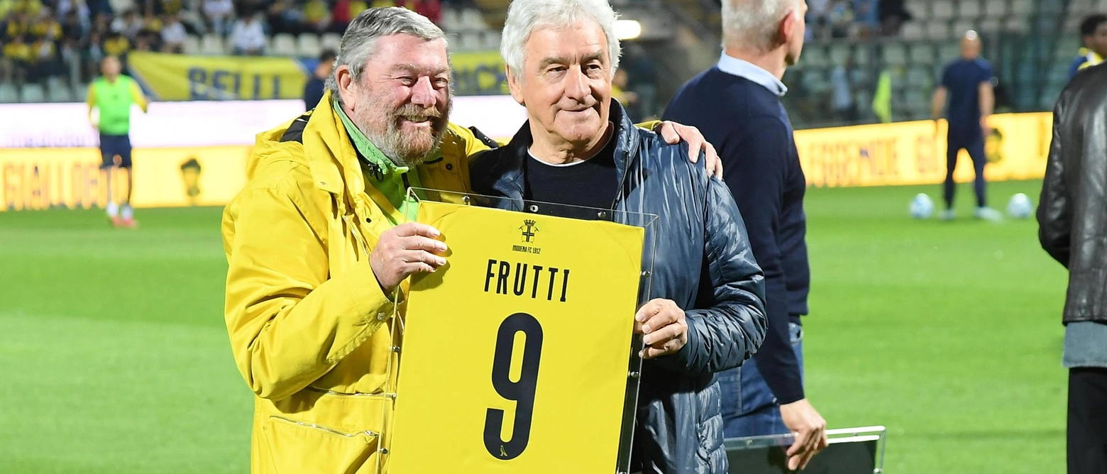 L'ex calciatore Sauro Frutti torna a Modena dopo 40 anni per sostenere la squadra e ricordare i successi passati. Esprime preoccupazione per la situazione attuale e auspica una salvezza con Bisoli. Il Modena si prepara per la sfida contro l'Ascoli.