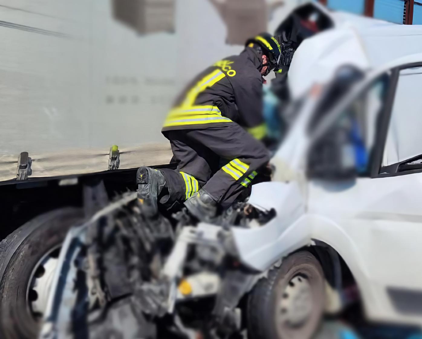 morirono in autostrada l8217autista del tir nei guai