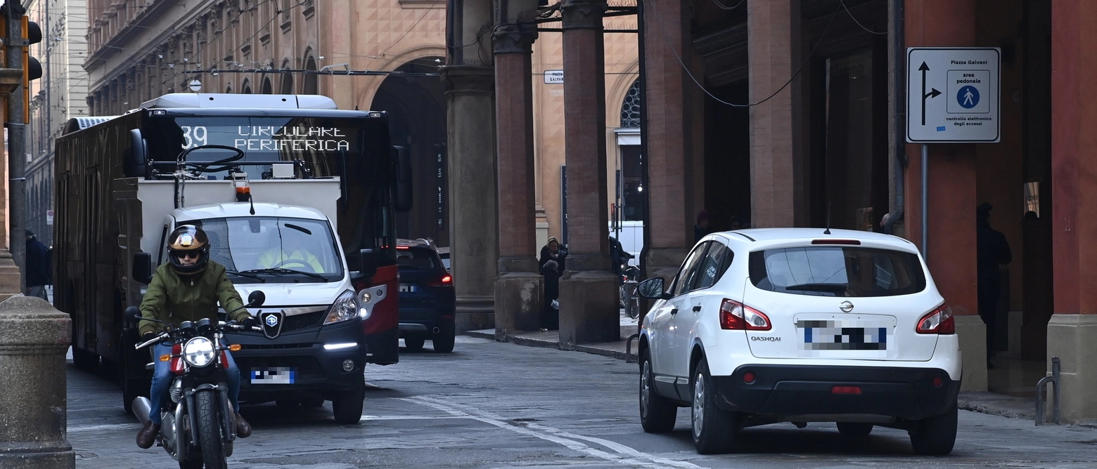 La telecamera sorveglia il tratto fra piazza Cavour e piazza Galvani. Quali sono i percorsi alternativi