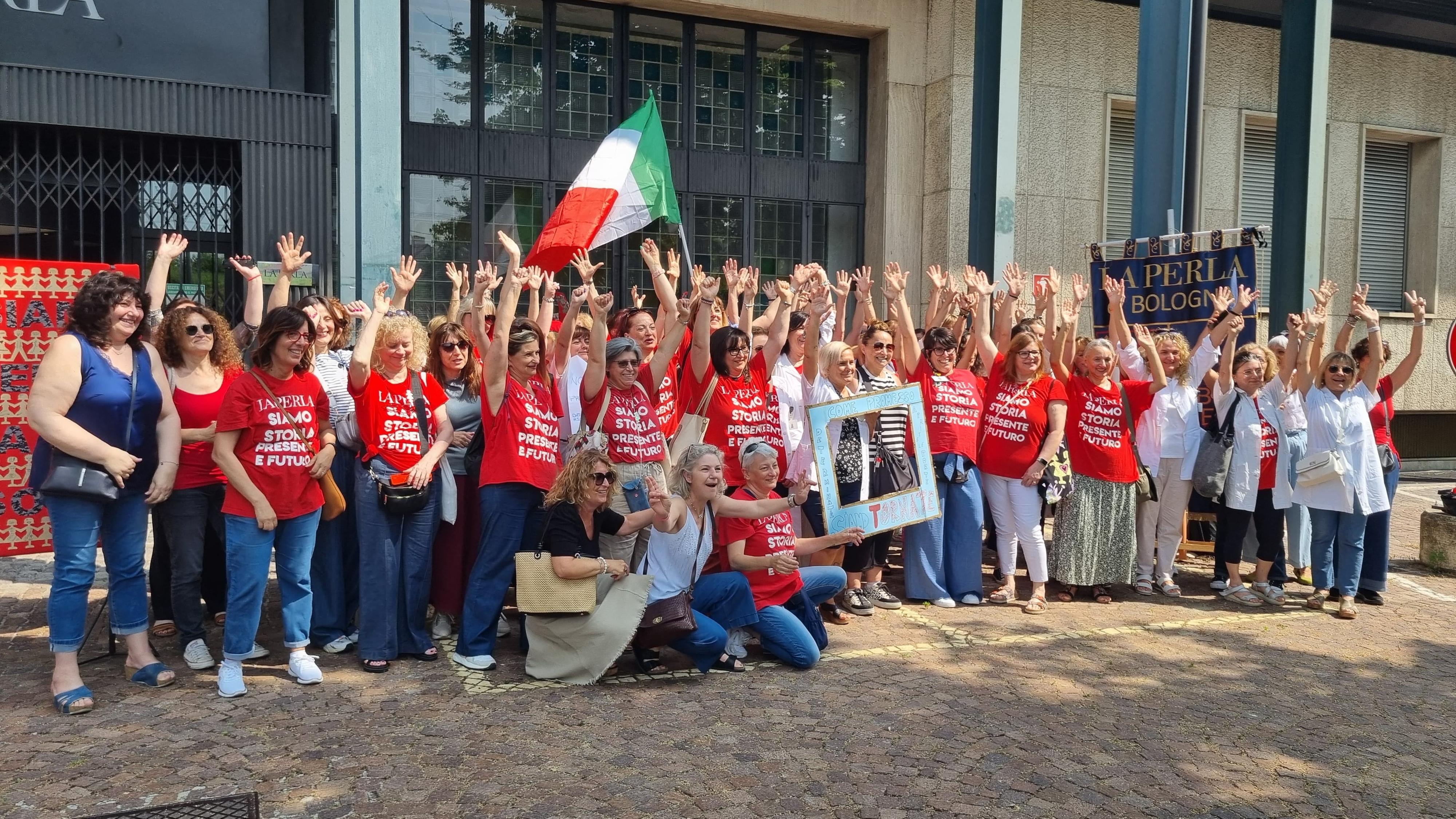Esplode la gioia delle lavoratrici della Perla: “Che bello tornare in fabbrica per Kern” / Video
