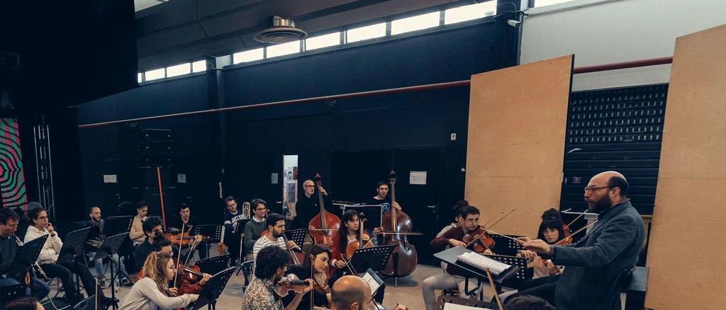 Tommaso Ussardi dirige l’Orchestra Senzaspine stasera e domani al Duse: "Pagina difficile, ma perfetta per coinvolgere il pubblico"