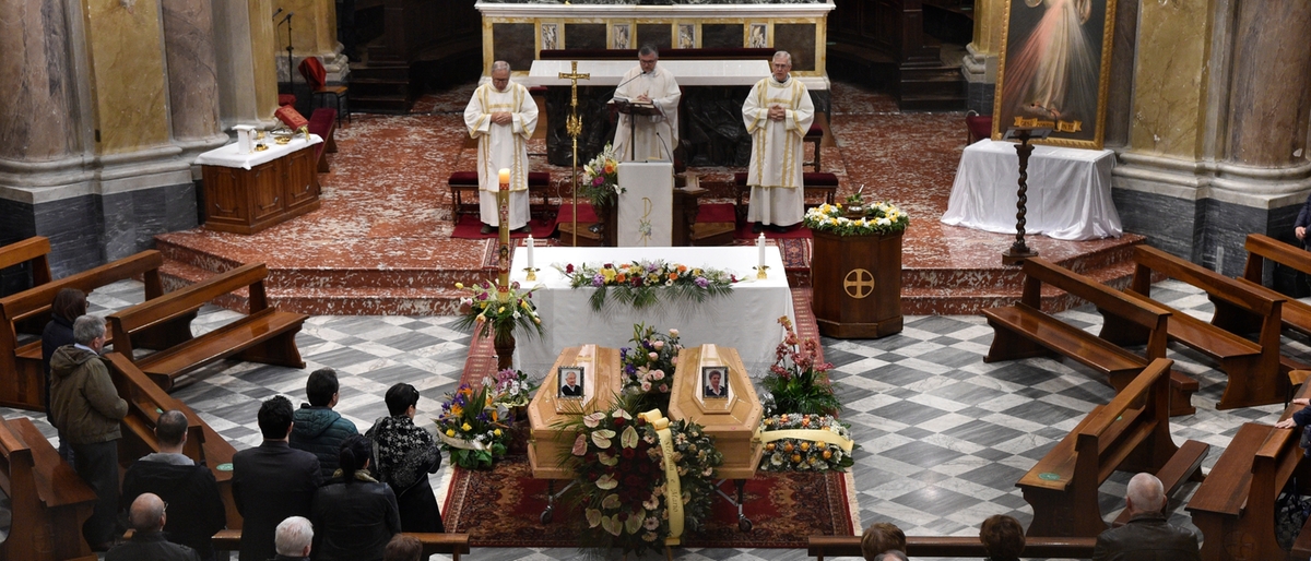 Marito e moglie morti a Pasqua: il sentito e composto funerale a Corridonia