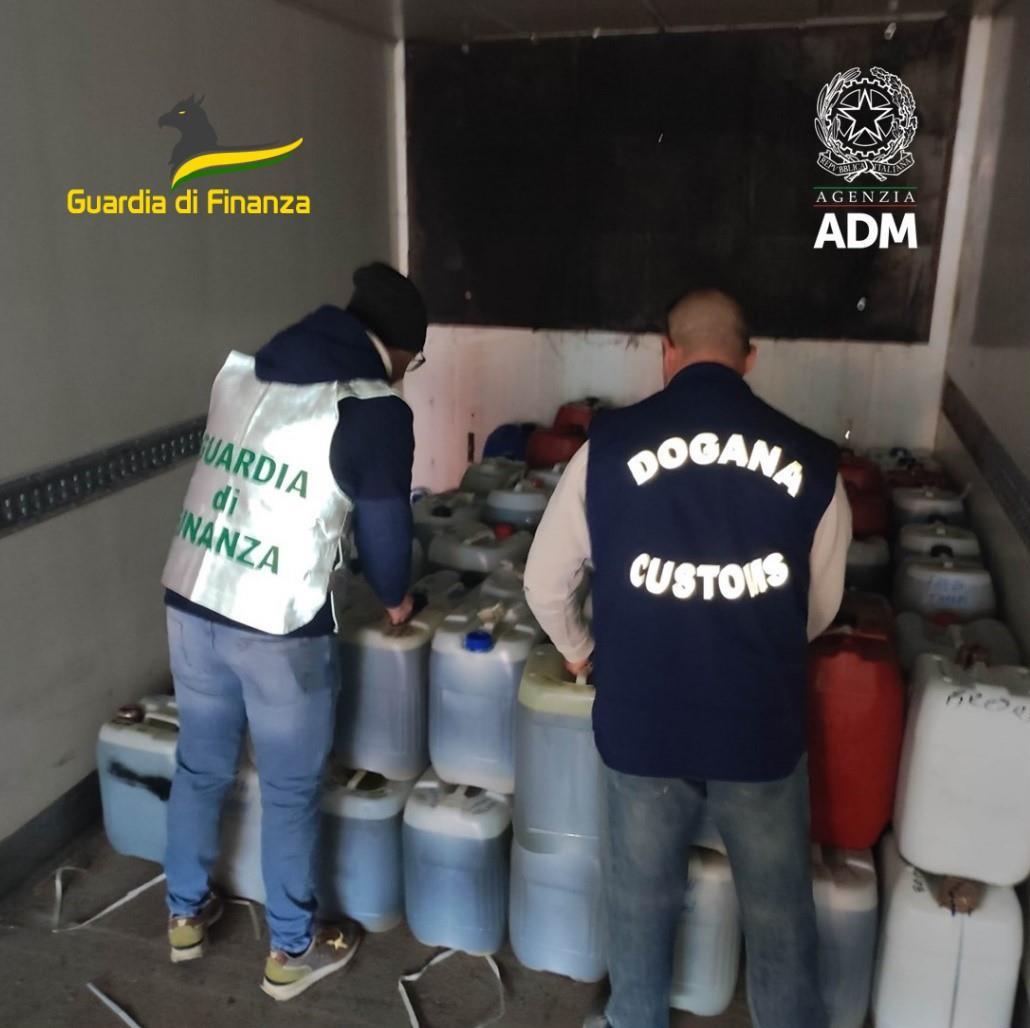 Olio d’oliva da Ilrestodelcarlino.it Olio d’oliva e alcolici importati illegalmente dal Albania oltre 5 300 litri sequestrati