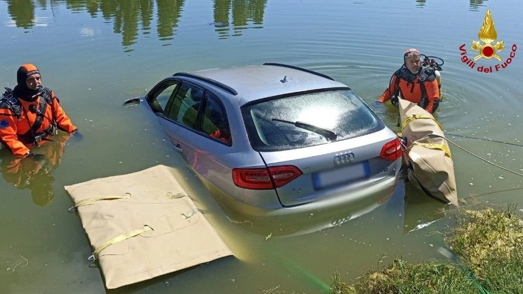 Va alla gara di pesca, la sua auto finisce dentro al laghetto