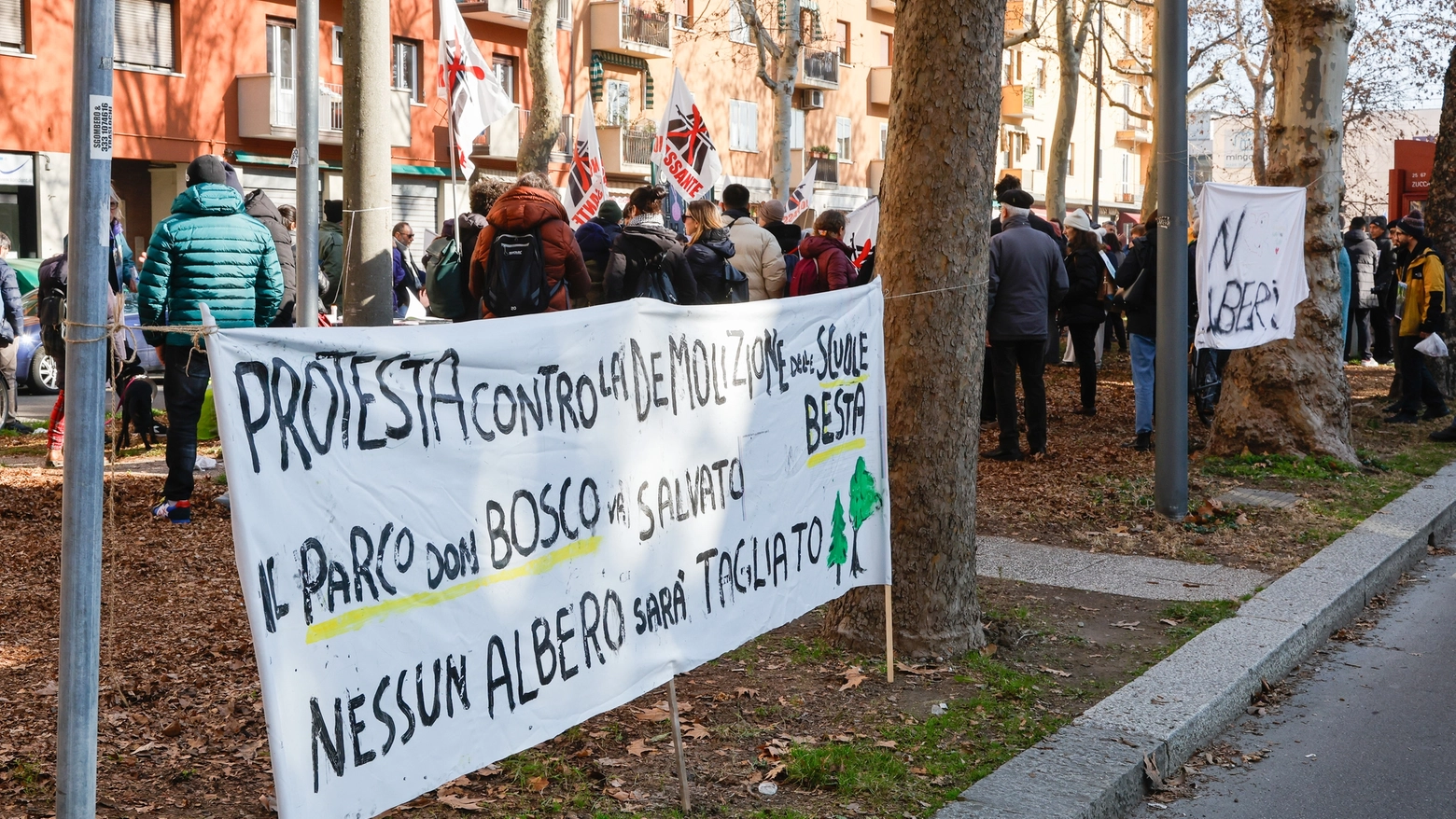 Manifestazione comitato che si oppone alla galleria del tram su via ferrarese insieme al comitato scuole Besta, contro l'abbattimento di molti alberi