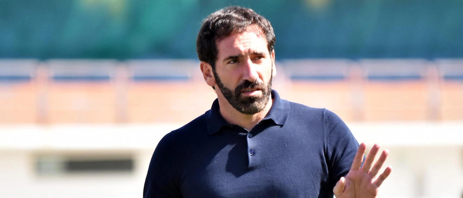 Mentre la squadra viaggia verso Riolo Terme ’orfana’ di mister Troise la dirigenza dei biancorossi resta alle prese con la scelta del nuovo allenatore.