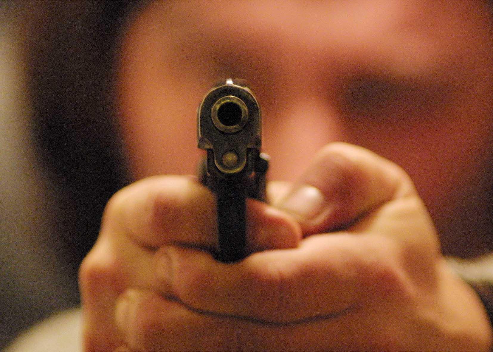 Rapina in tabaccheria: “Mi ha puntato la pistola, gli ho dato tutto”. La fuga in bici elettrica Rapina in tabaccheria: “Mi ha puntato la pistola, gli ho dato tutto”. La fuga in bici elettrica