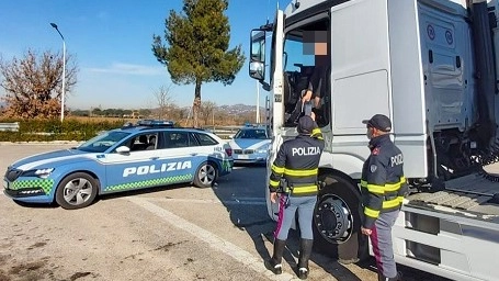 La polizia autostradale durante il controllo 