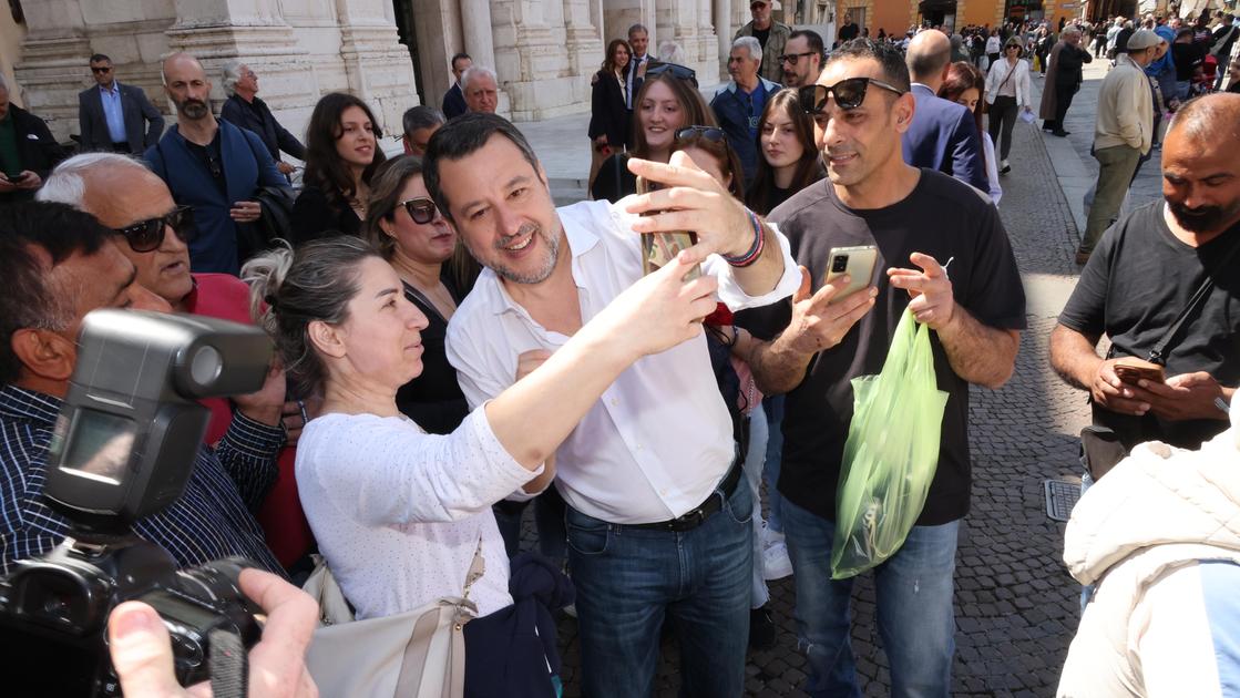 Salvini a Reggio Emilia, bagno di folla al mercato: “C’è voglia di cambiamento”