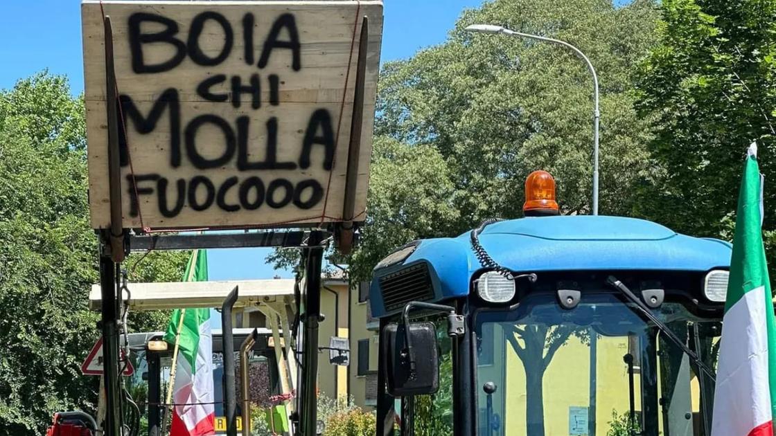 Slogan fascisti a Reggio Emilia nella sfilata dei trattori degli studenti