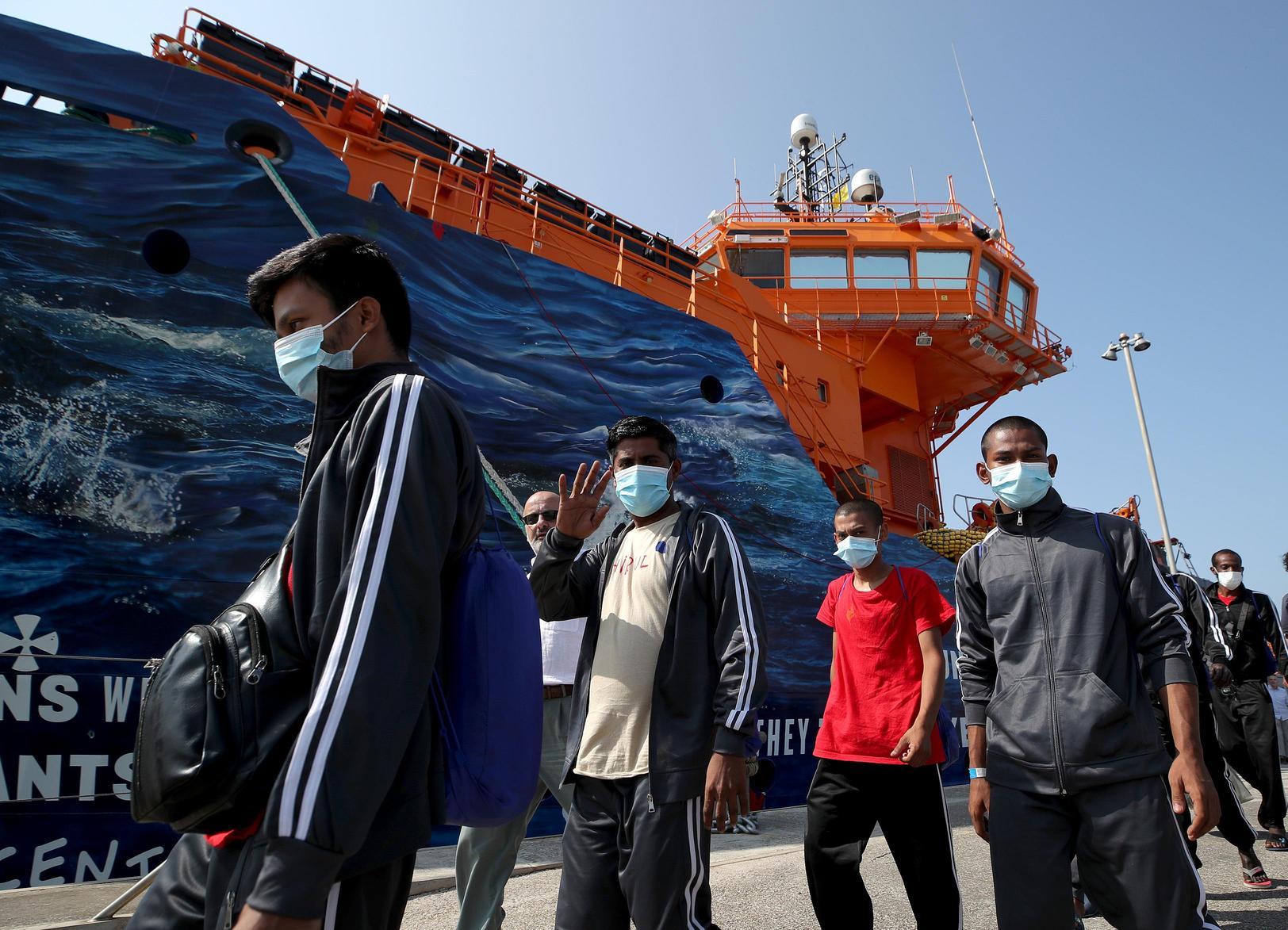Lo sbarco dei migranti. Anche 14 minorenni Lo sbarco dei migranti. Anche 14 minorenni