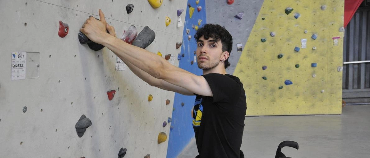 Tommaso Mazzotti, 25 anni, dalla nascita ha perso l’uso delle gambe, è atleta di paraclimbing e a giugno gareggerà nei campionati italiani.