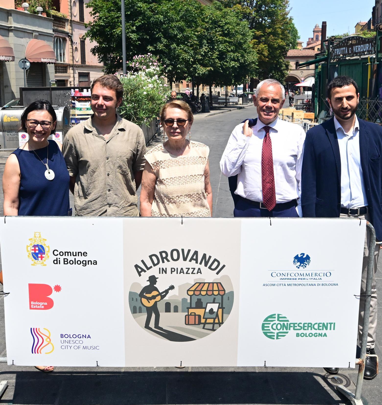 piazza aldrovandi torna pedonale tre mesi di eventi