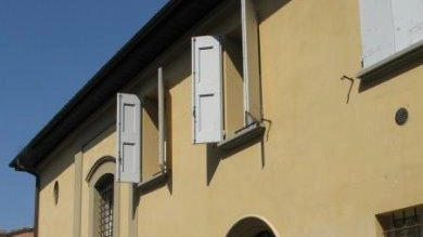 L'articolo descrive la storia di Via Castellaccio a Bologna, originariamente abitata da famiglie povere e sede di un oratorio dedicato a S. Emidio nel Settecento, poi chiuso e venduto durante le soppressioni napoleoniche.