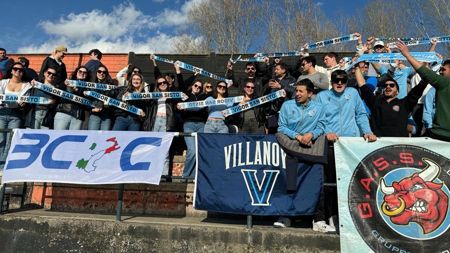 Una delegazione di studenti della Villanova University tifa per la squadra di calcio Vigor San Sisto a Caprazzino, in un progetto di cooperazione con l'università di Urbino Carlo Bo.