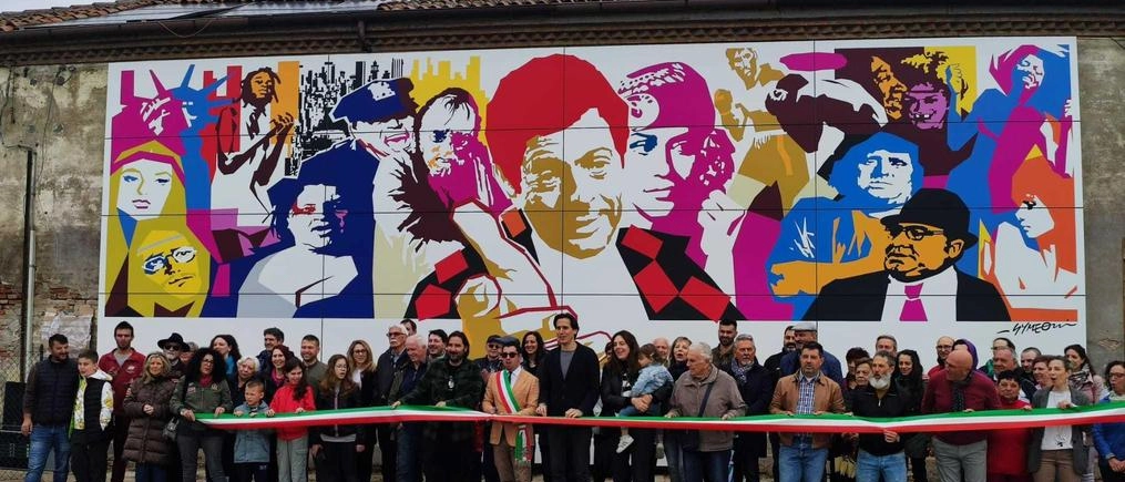A Migliarino è stata svelata l'installazione artistica 'Permette, Sandro Simeoni' di Luca Siano, omaggio al pittore di cinema e a Marcello Mastroianni. L'opera celebra il centenario dell'attore e accoglie i visitatori al festival dedicato a Simeoni.