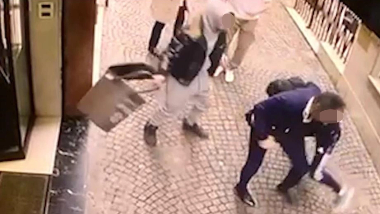 Pestato da due minorenni mentre cerca di difendere una donna: il frame di una telecamera