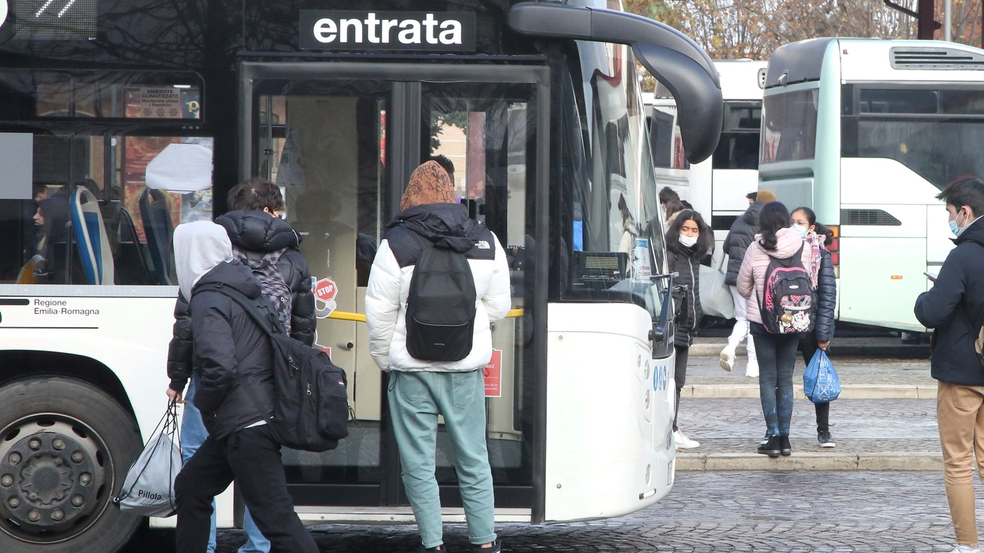 Le pesanti molestie sarebbero avvenute a bordo di un autobus di Start Romagna, nella tratta fra Forlì e Ravenna