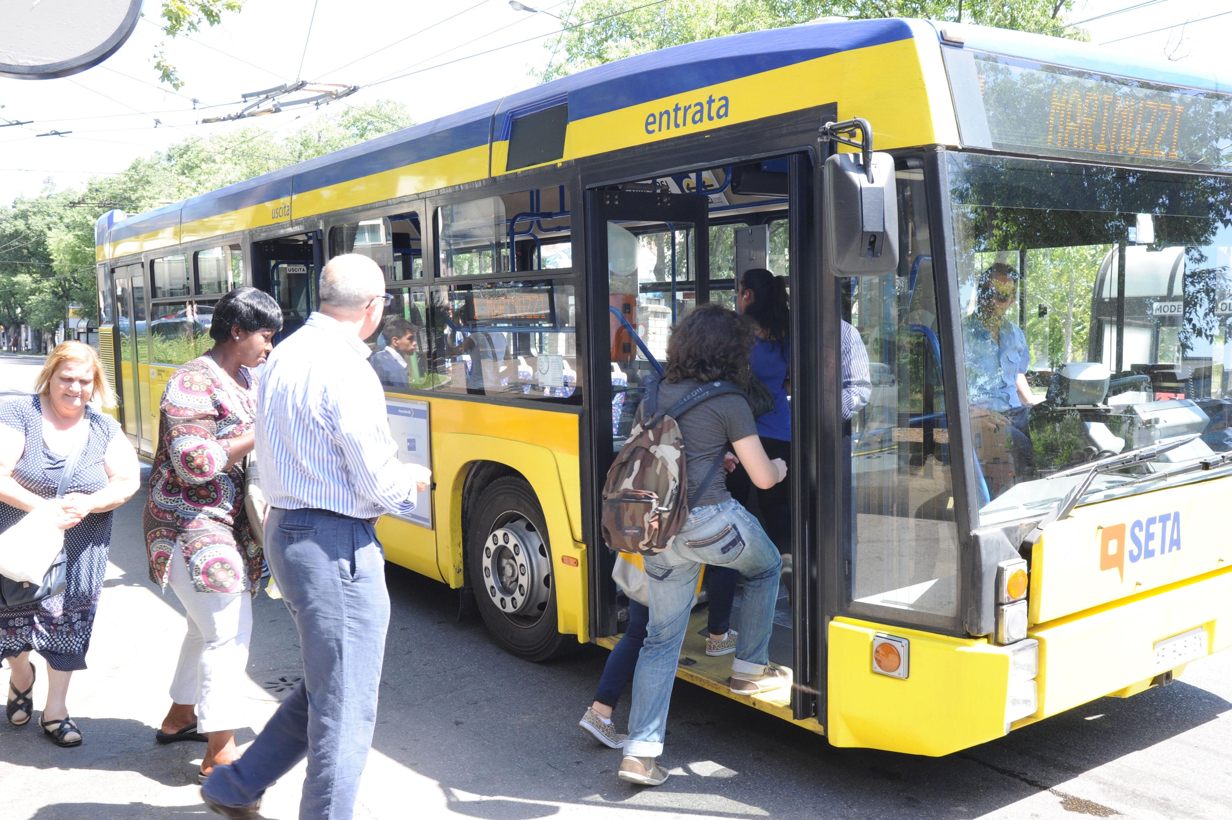 Bus, rivoluzione biglietti: il cartaceo va in pensione, ecco i titoli con Qr code Bus, rivoluzione biglietti: il cartaceo va in pensione, ecco i titoli con Qr code