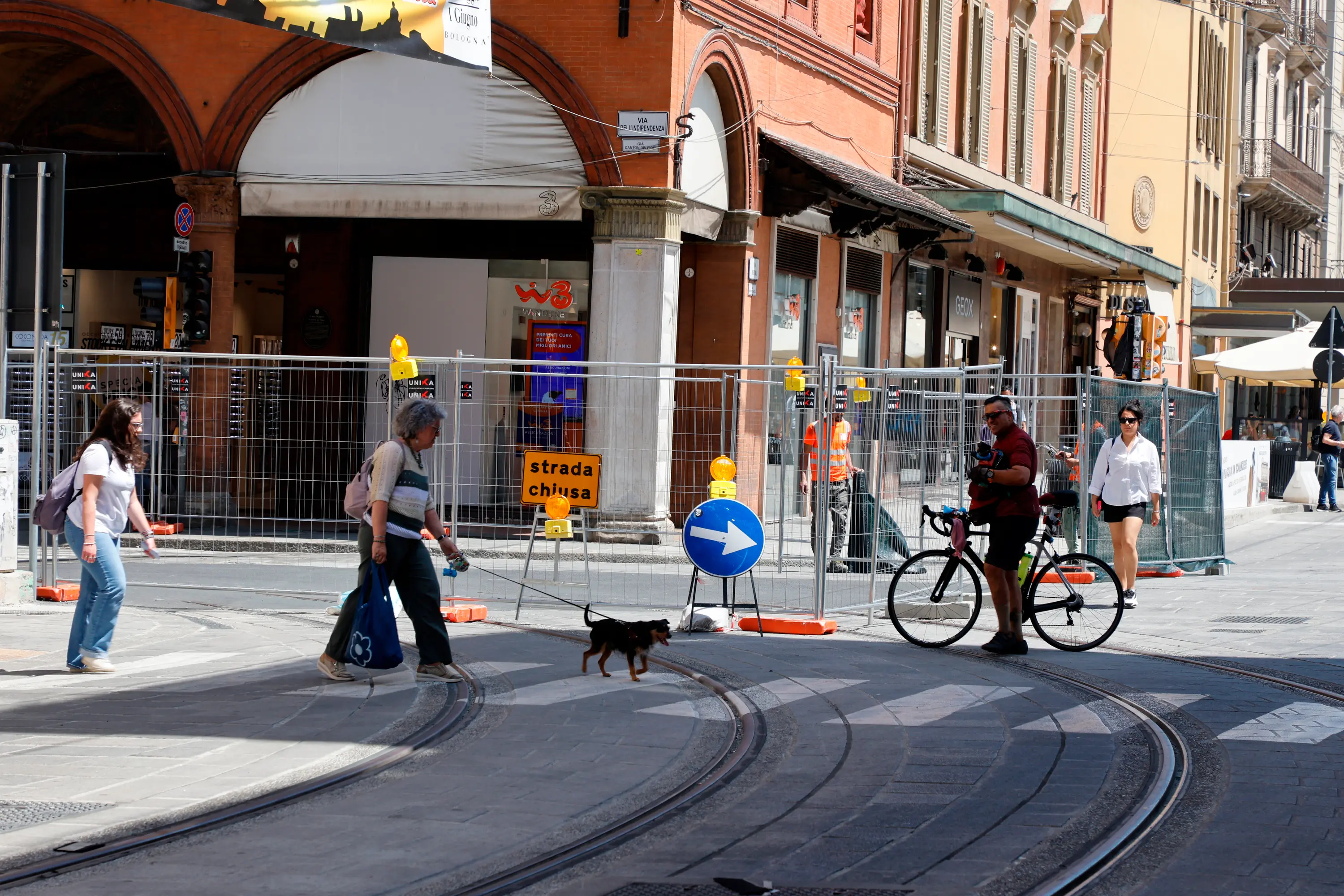 Bologna, cade in bici sui binari del tram in via Ugo Bassi: multata