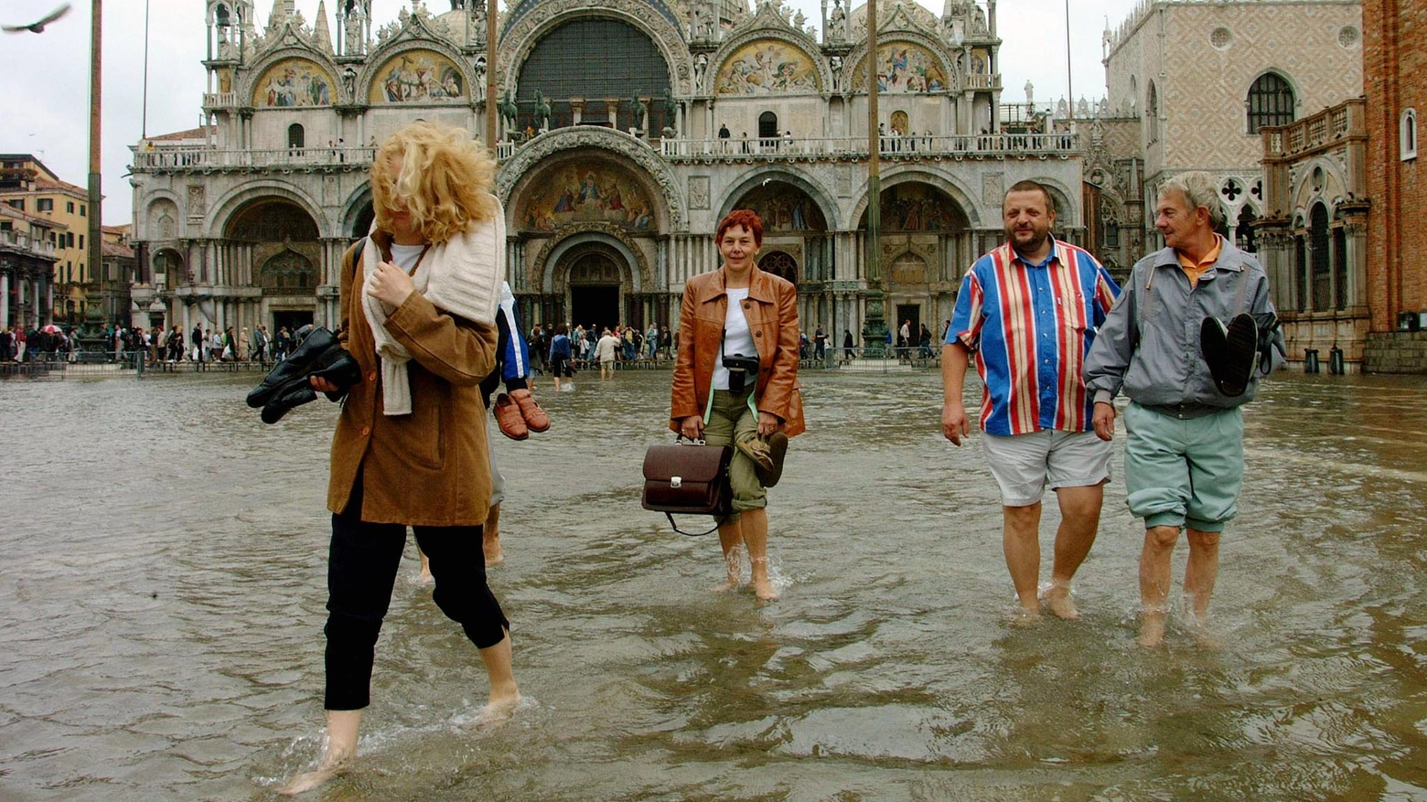 Acqua alta a Venezia: turisti in piazza San Marco
