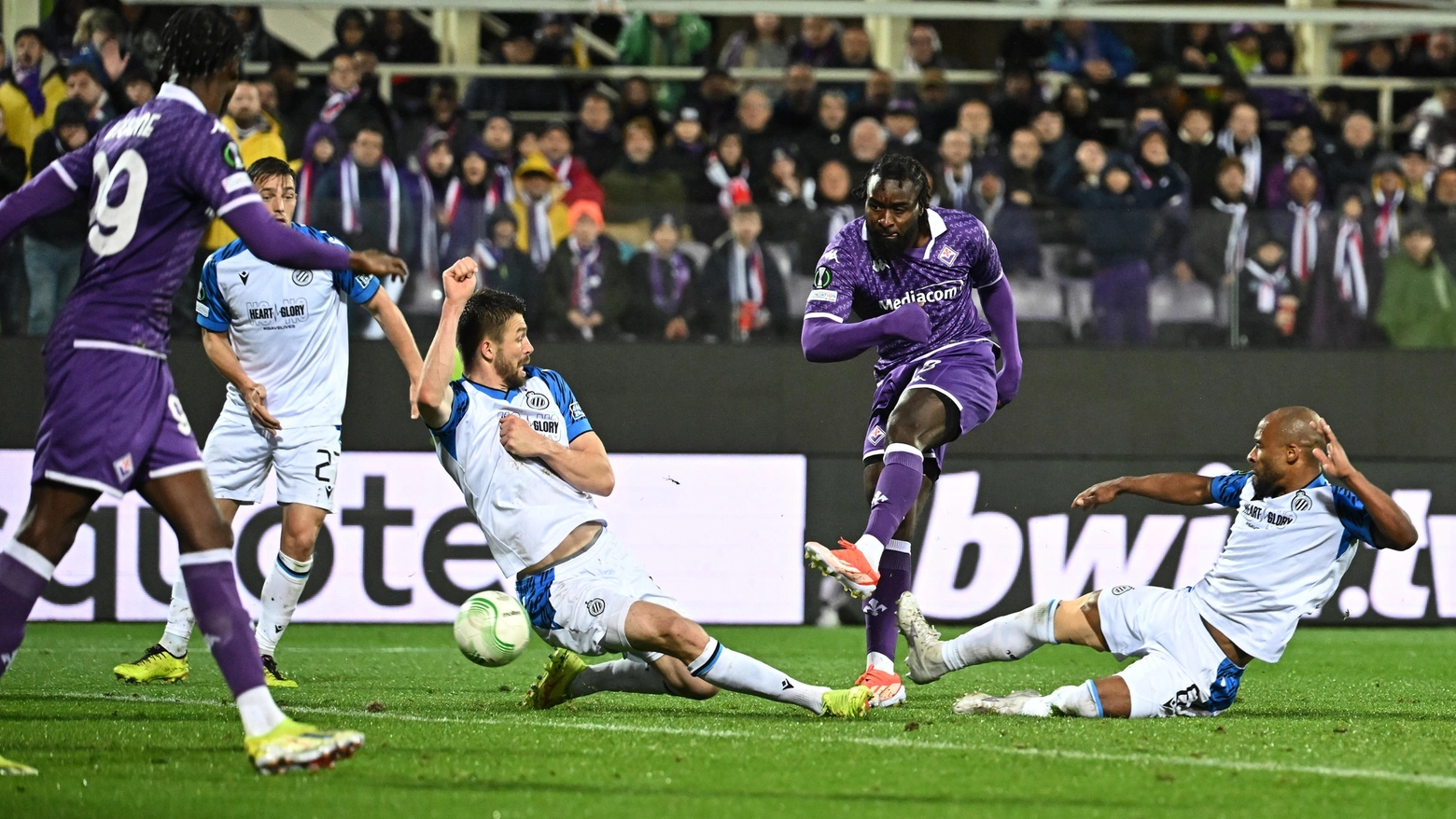 La squadra di Vincenzo Italiano riparte dal 3-2 dell’andata, mentre i greci dopo il colpaccio al Villa Park devono difendere due gol di vantaggio.