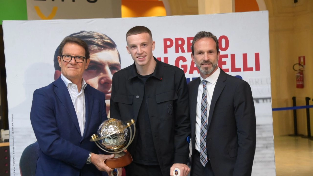 Lewis Ferguson (al centro) ha ricevuto in Salaborsa il Premio Bulgarelli come miglior mezzala del campionato