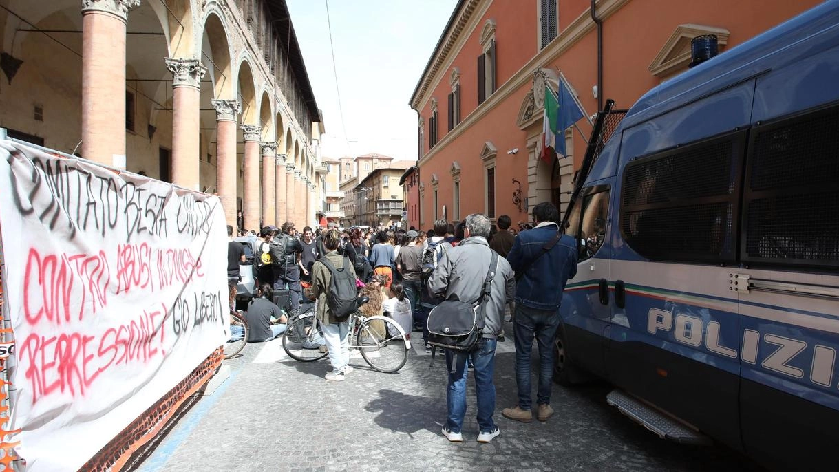 Alta tensione a Bologna. Antagonisti in rivolta contro il cantiere nel parco
