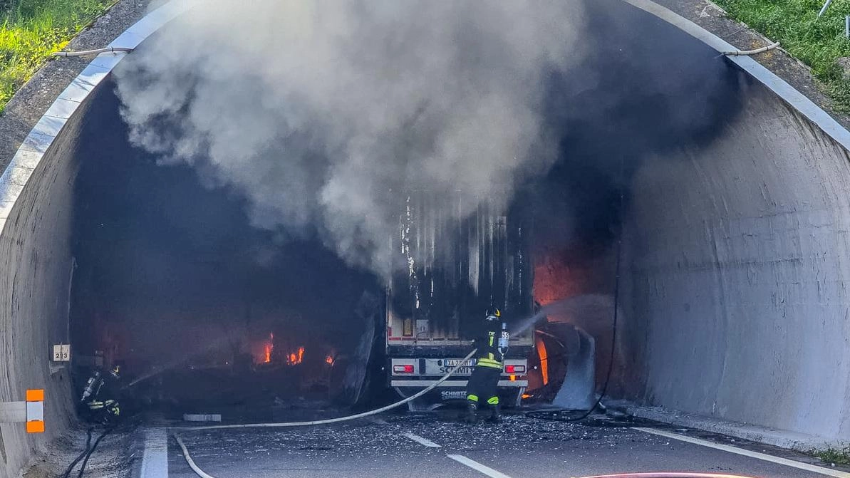 Inferno di fuoco nell’autostrada. Task force per i lavori in galleria: "La riapriremo entro il 25 aprile"
