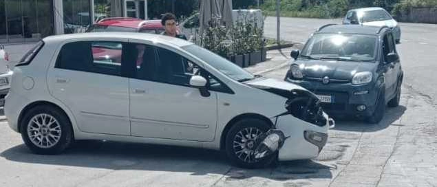 Schianto tra due auto all'uscita Castelbellino della superstrada: danni alle vetture ma nessun ferito grave. Residenti chiedono la messa in sicurezza dell'incrocio, mentre la consigliera di opposizione denuncia l'inerzia delle autorità.