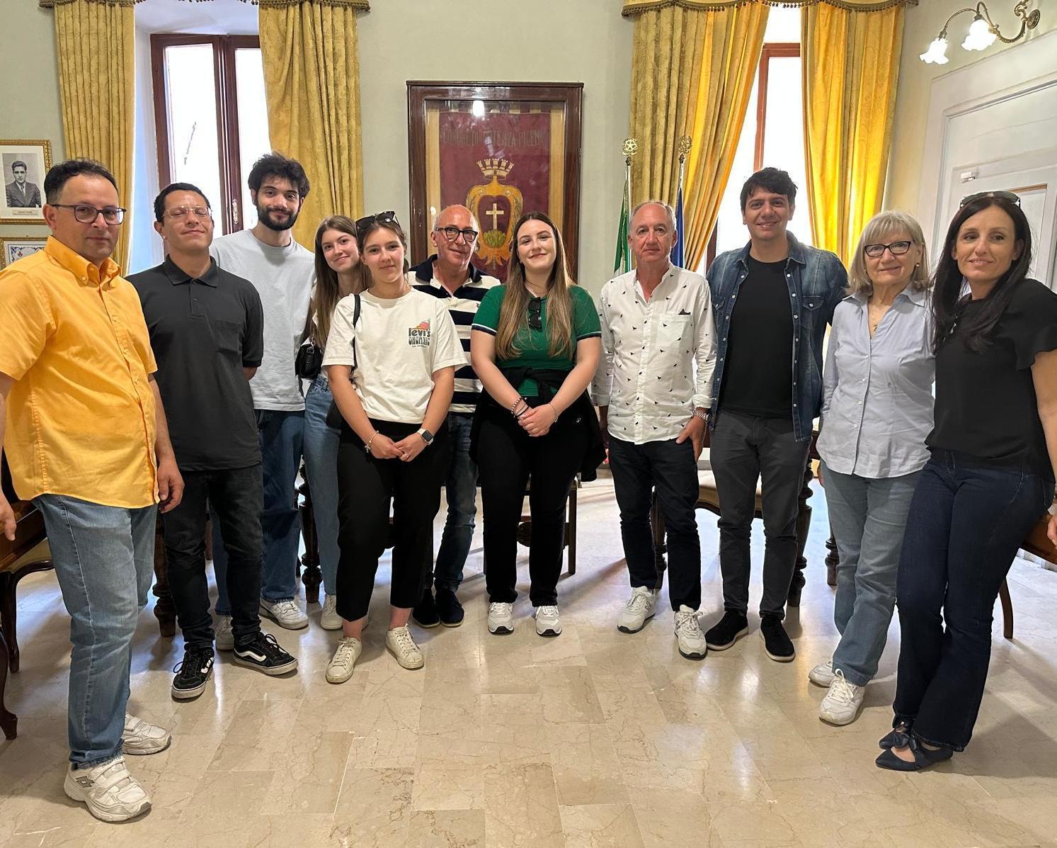 Giovani in campo per la comunità Giovani in campo per la comunità