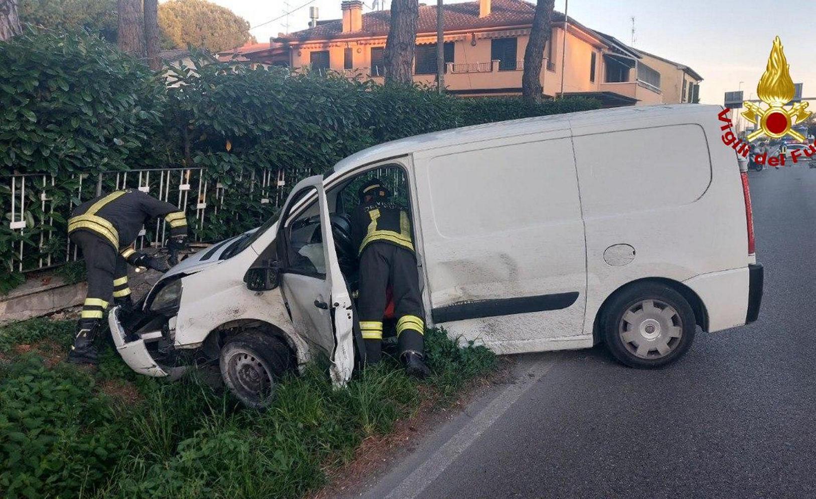 Scontro frontale all’alba tra un’auto e un furgoncino Scontro frontale all’alba tra un’auto e un furgoncino