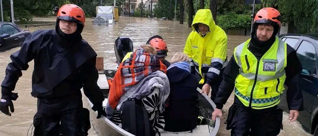 Alluvione, una barchetta nella notte: "Li abbiamo salvati così"