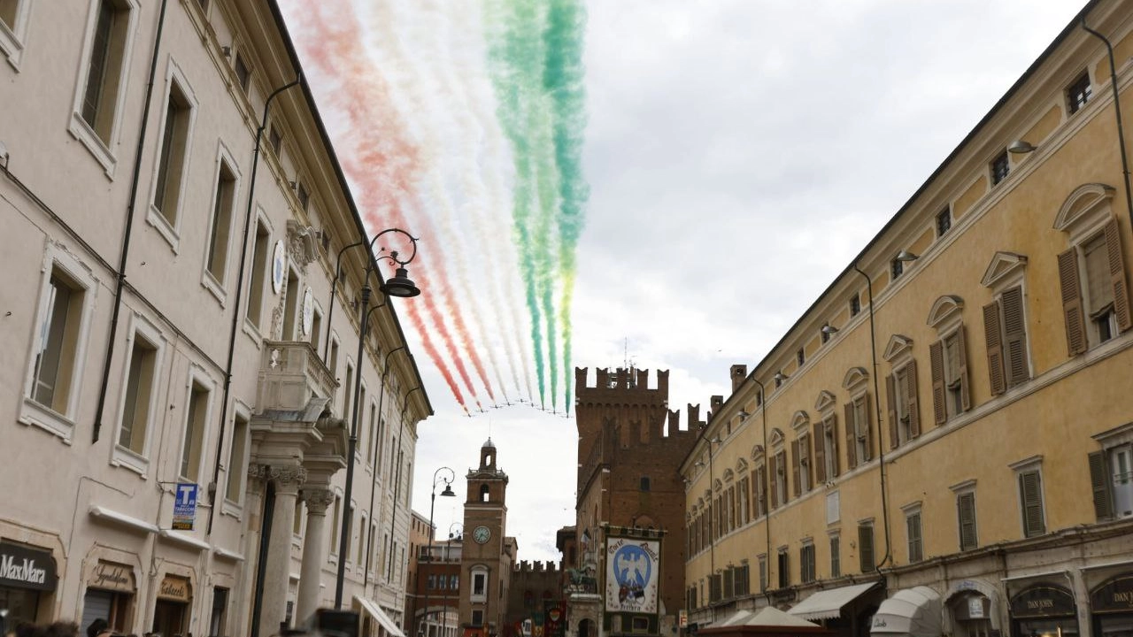 Lo spettacolo delle frecce tricolori sopra Ferrara: in tanti col naso all'insù